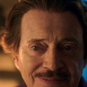 O diretor Dort é o verdadeiro líder do culto Morning Song na segunda parte da 2ª temporada de 'Wandinha'