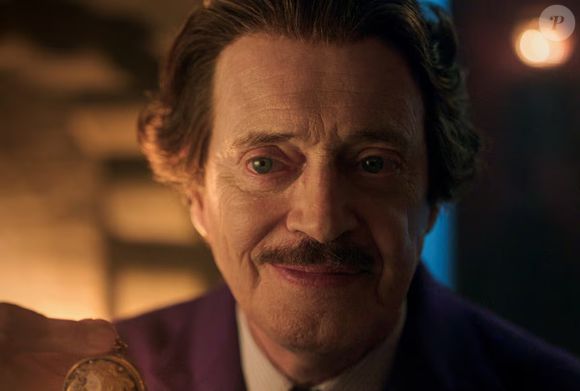 O diretor Dort é o verdadeiro líder do culto Morning Song na segunda parte da 2ª temporada de 'Wandinha'