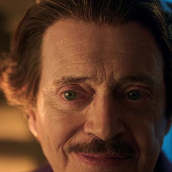 O diretor Dort é o verdadeiro líder do culto Morning Song na segunda parte da 2ª temporada de 'Wandinha'