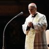Durante a oração do terço pela saúde de Francisco, o Papa Leão XIV mostrou seu afeto pelo antecessor junto de outros Cardeais
