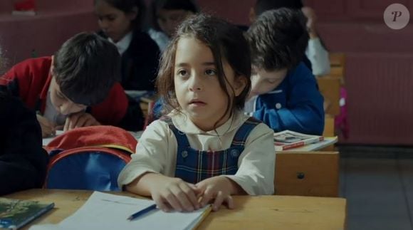 Atriz que faz Melek na novela 'Mãe', na Record, começou carreira aos 5 anos