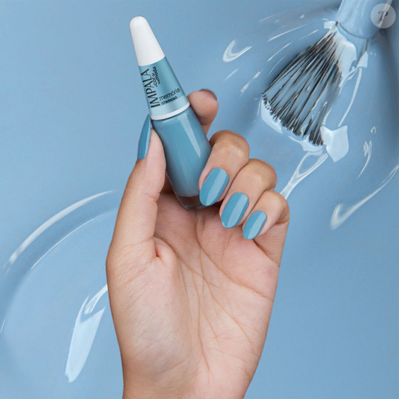 O tom azul claro acinzentado aparece como escolha sofisticada para mulheres que gostam de acompanhar tendências sem exageros. O esmalte “Memória” faz parte da categoria de cores cremosas da coleção especial da marca. O esmalte custa: R$ 8,00