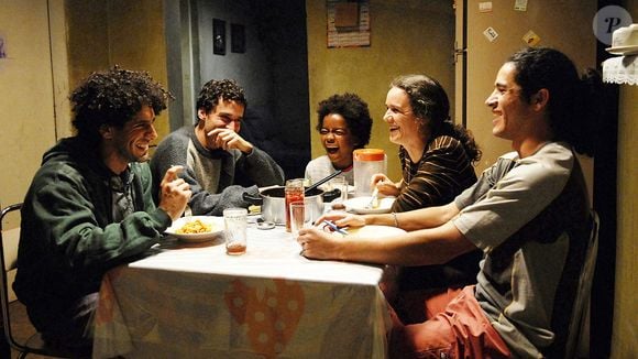 Dirigido por Walter Salles, de 'Ainda Estou Aqui', 'Linha de Passe' conquistou reconhecimento internacional com uma história sobre futebol, família, fé e esperança. O filme sai da Netflix em julho