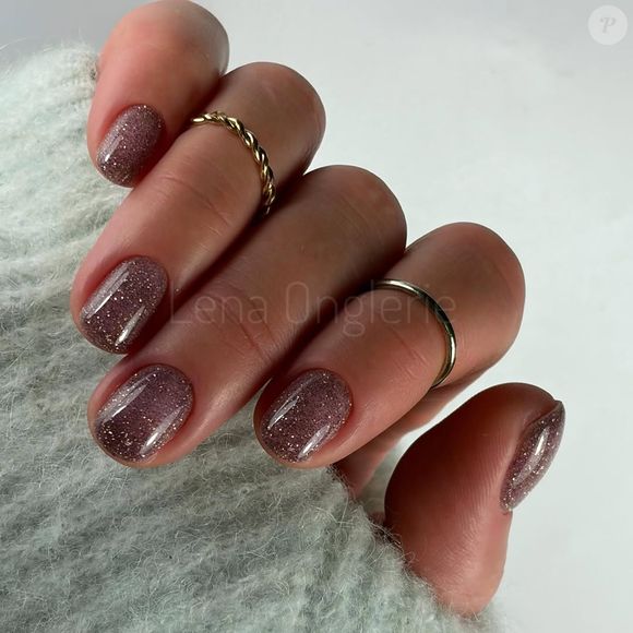 As unhas com iridescência, ou também chamadas por esmaltes que mudam de acordo com a luz, são tendência no outono. Elas te deixam ainda mais moderna e sofisticada.