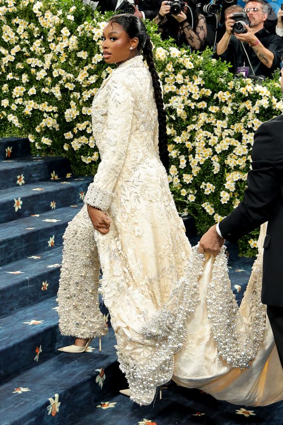 A cantora e atriz Coco jones chega ao Met Gala 2025 vestindo Manish Malhotra. Já podemos considerar um dos melhores da noite, né?