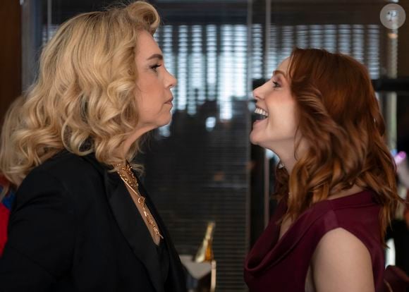 Pilar (Isabel Teixeira) encontrou Adriana (Letícia Colin) na presidência e ficou furiosa