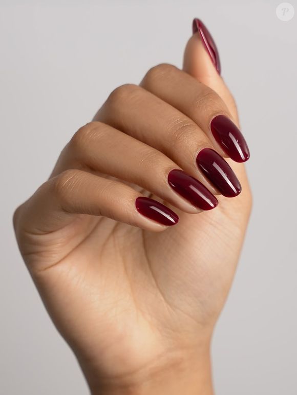 Vermelho rubi - Clássico atemporal, o vermelho rubi retorna com força na temporada, reforçando sua posição como escolha certeira para looks marcantes e sofisticados
