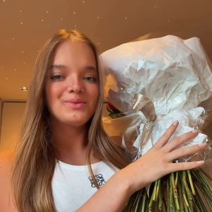 Rafaella Justus não escondeu a alegria de receber as flores e até fez trend com as rosas