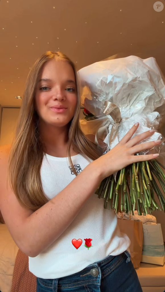 Rafaella Justus não escondeu a alegria de receber as flores e até fez trend com as rosas