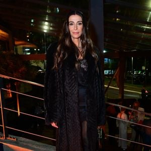 Mônica Martelli: a atriz apostou em um look que combina elegância noturna e texturas de inverno. Ela veste um casaco longo encorpado em tom escuro, com textura chevron felpuda, usado sobre um vestido preto com detalhes em renda e transparência no decote e na barra. Finalizando o visual, utiliza meia-calça preta translúcida, scarpins pretos de bico fino e uma bolsa de mão em tom escuro