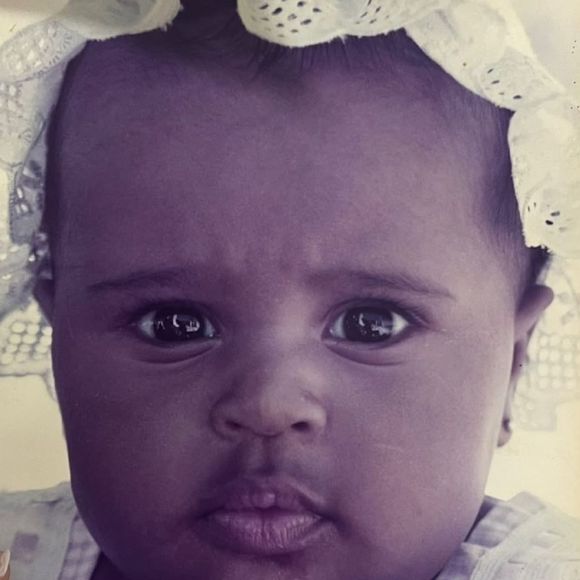 Reconhece? Essa bebê com bochechas fofas e fazendo biquinho hoje é uma das protagonistas de novela da Globo.