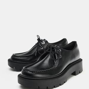 Com sola tratorada, pespontos aparentes e fechamento por cadarços, o sapato da Zara é uma das tendências do inverno. Além de elevar qualquer look, o modelo está com 30% de desconto e custa R$ 251,30