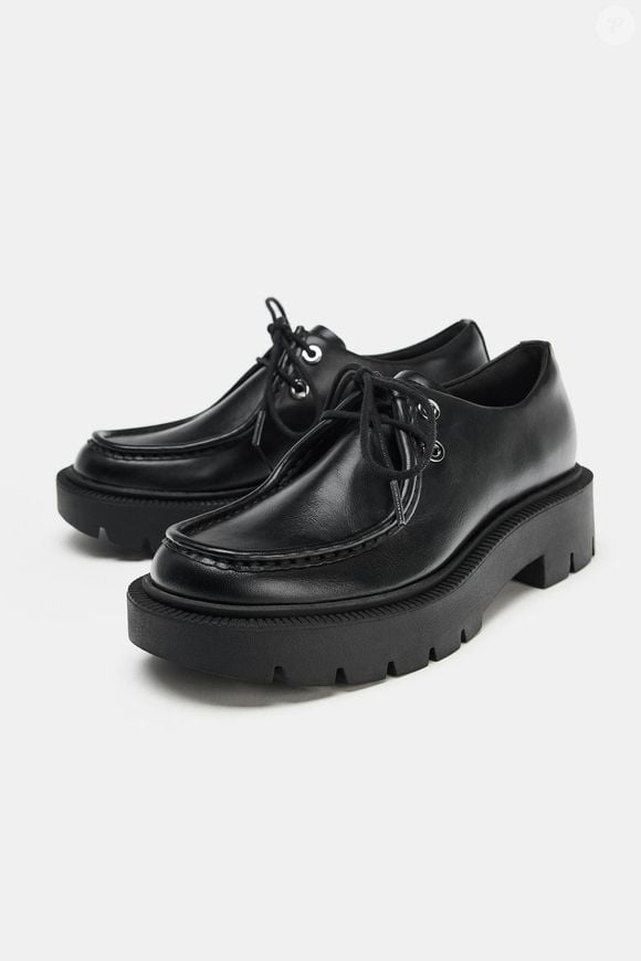 Com sola tratorada, pespontos aparentes e fechamento por cadarços, o sapato da Zara é uma das tendências do inverno. Além de elevar qualquer look, o modelo está com 30% de desconto e custa R$ 251,30
