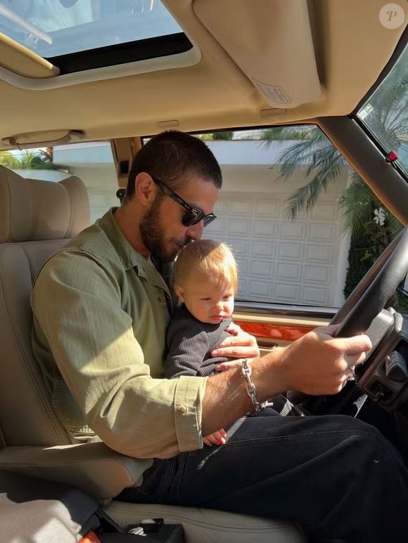 Além do sucesso como protagonista de ‘Quem Ama Cuida’, Chay Suede mantém uma paixão antiga por veículos clássicos. O ator viralizou recentemente ao aparecer dirigindo um Porsche 911 Carrera 3.2 dos anos 1980 pelas ruas de São Paulo
