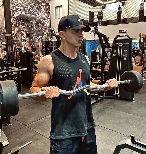 Olhas esses bíceps! Cocielo, em um treino, deixou os fãs enlouquecidos