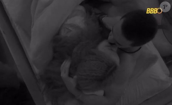 Maike e Giovanna trocaram beijos embaixo do edredom