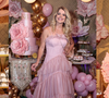 Vestido de princesa, flores gigantes e muito rosa: Karina Bacchi faz festa de 50 anos com ex-Tiazinha, ex-Ronaldinha e lançamento de revista evangélica; veja fotos