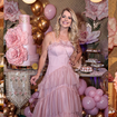 Vestido de princesa, flores gigantes e muito rosa: Karina Bacchi faz festa de 50 anos com ex-Tiazinha, ex-Ronaldinha e lançamento de revista evangélica; veja fotos
