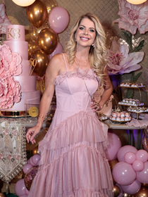 Vestido de princesa, flores gigantes e muito rosa: Karina Bacchi faz festa de 50 anos com ex-Tiazinha, ex-Ronaldinha e lançamento de revista evangélica; veja fotos