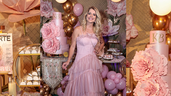 Vestido de princesa, flores gigantes e muito rosa: Karina Bacchi faz festa de 50 anos com ex-Tiazinha, ex-Ronaldinha e lançamento de revista evangélica; veja fotos