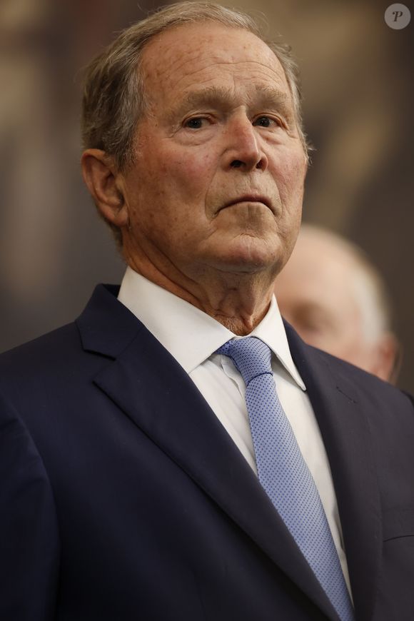 Nascido em New Haven, Connecticut, em 1946, George W. Bush parecia destinado ao poder. Filho de um ex-presidente, formou-se em Yale, fez MBA em Harvard e acabou assumindo dois dos cargos mais importantes da política americana: governador do Texas e, depois, 43º presidente dos Estados Unidos, de 2001 a 2009