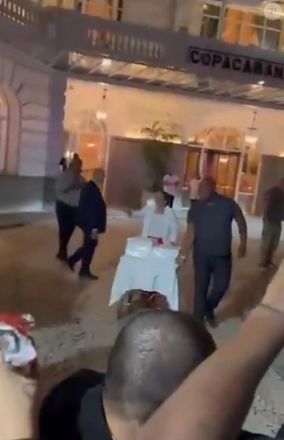 Lady Gaga não desceu para entregar pizza aos fãs, mas enviou equipe na missão