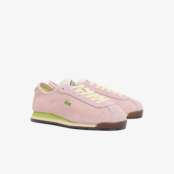 Com design vintage e visual delicado, o Tênis Feminino Lacoste Club Low aposta em uma combinação de rosa claro e verde suave que promete conquistar quem busca um look moderno e sofisticado