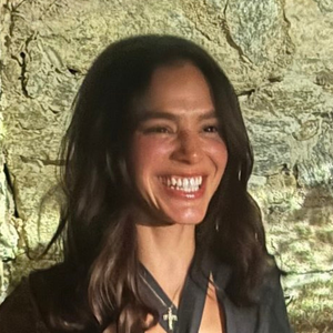 Bruna Marquezine escolhe look recortado com barriga de fora em comemoração íntima pelos 30 anos. Foto!