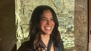 Bruna Marquezine escolhe look recortado com barriga de fora em comemoração íntima pelos 30 anos. Foto!