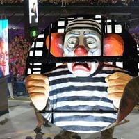 'Ignoraram a comissão de frente': Globo é detonada por 'silêncio' ao carro com críticas a Temer e Bolsonaro, representado por palhaço 'Bozo', em desfile no Rio