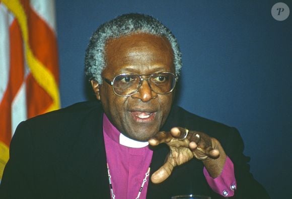 A frase atribuída a Desmond Tutu sobre neutralidade e injustiça provoca uma reflexão sobre responsabilidade social, empatia e a importância de apoiar quem sofre discriminação
