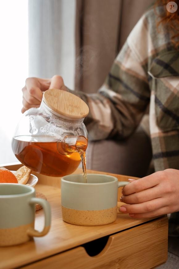 Se você gosta de camomila, pode apreciá-la como parte de um momento relaxante antes de dormir.