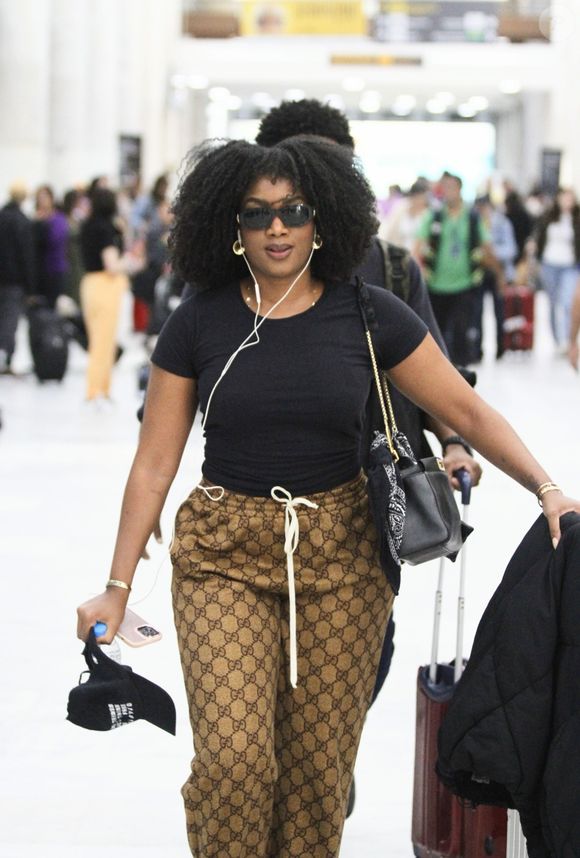 Iza viajou usando um calça com elástico e t-shirt preta