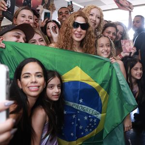 Shakira no Brasil: a cantora posou ao lado dos fãs na chegada ao Brasil, nesta sexta-feira (07).