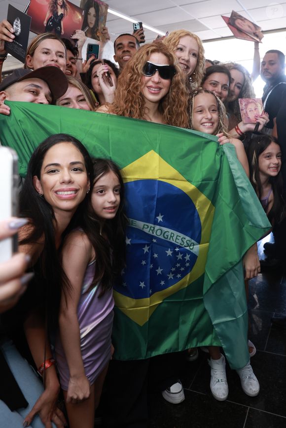 Shakira no Brasil: a cantora posou ao lado dos fãs na chegada ao Brasil, nesta sexta-feira (07).