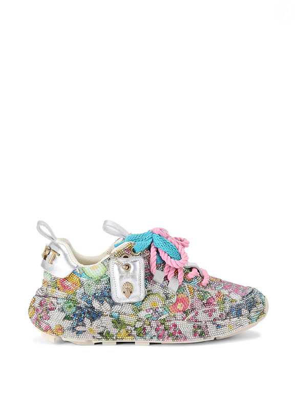 Com flores e muito brilho, o Kurt Runner com paetês chama atenção pelo visual que lembra uma verdadeira joia nos pés e custa R$ 3.615 na Farfetch