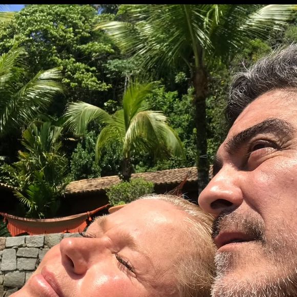 Fotos de Xuxa Meneghel e Junno Andrade na intimidade: ‘TBT delícia de momentos mágicos e inesquecíveis… A gente, nossos melhores amigos de pêlos e penas’, escreveu o ator