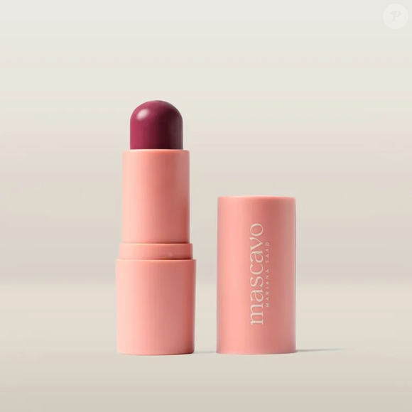 O blush com textura fluida ajuda a criar o visual de pele iluminada que domina as tendências da estação: essa versão da Mascavo arremata visual de forma impecável