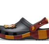 O Crocs da 'Grifinória' traz sola estampada inspirada no lenço vermelho e dourado da Casa, além do nome da Grifinória na tira do calcanhar