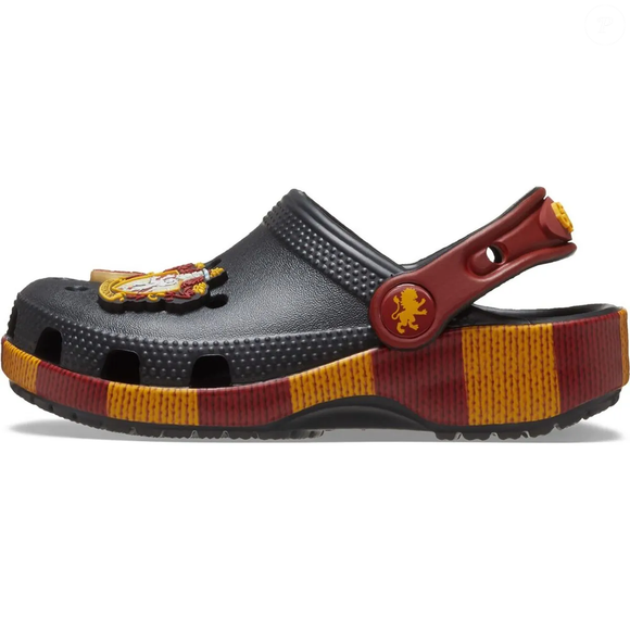O Crocs da 'Grifinória' traz sola estampada inspirada no lenço vermelho e dourado da Casa, além do nome da Grifinória na tira do calcanhar