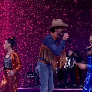 Participantes do 'Dança dos Famosos' se juntaram para cantar no final do 'Domingão'