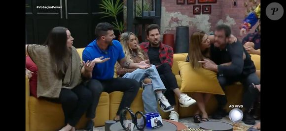 Dhomini se exaltou e xingou Carol de 'vagabunda' e 'filha da p*ta' ao vivo no 'Power Couple Brasil 7'