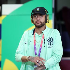 Um artigo publicado em 2024 na revista Frontiers in Psychology investigou porque as músicas dessa fase carregam um peso emocional tão duradouro. a resposta está no próprio cérebro adolescente.