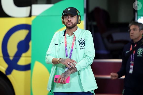 Um artigo publicado em 2024 na revista Frontiers in Psychology investigou porque as músicas dessa fase carregam um peso emocional tão duradouro. a resposta está no próprio cérebro adolescente.