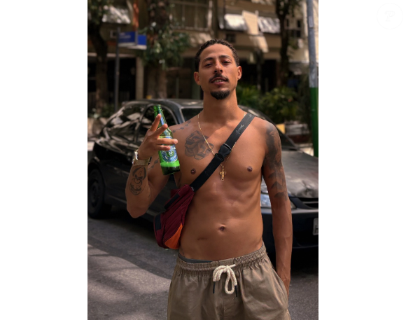 Intérprete do Pilha na novela juvenil da Globo, ele apareceu chorando em uma foto publicada, onde usou a imagem para revelar o diagnóstico de depressão.