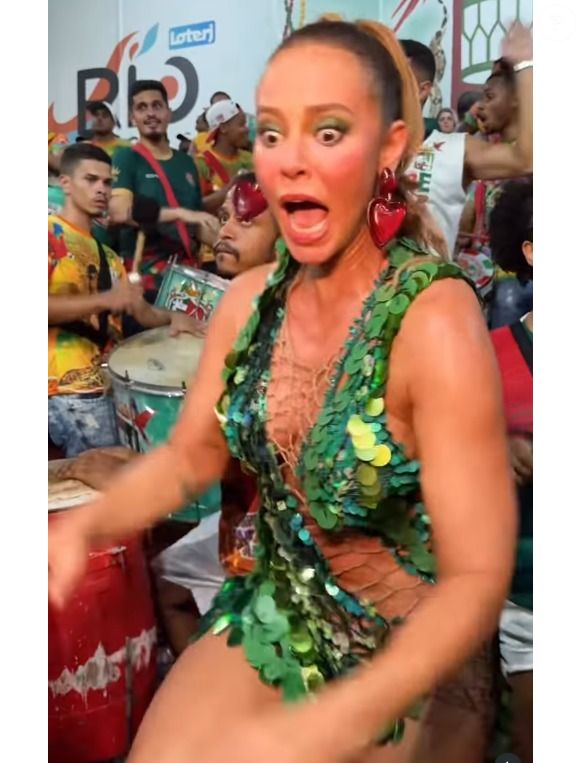 Paolla Oliveira passa a faixa de rainha de bateria para Virginia e será coroada rainha de honra em 2026, mantendo laços com a escola.