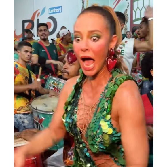 Paolla Oliveira passa a faixa de rainha de bateria para Virginia e será coroada rainha de honra em 2026, mantendo laços com a escola.