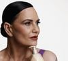 O maquiador David Deibis tem uma dica para peles madura: misturar uma base com textura de sérum ou um tratamento com cor a uma pequena quantidade de iluminador líquido e aplicar essa mistura nas áreas onde a luz incide naturalmente