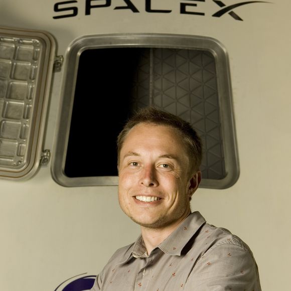 2008: em fotos oficiais da Space X, Elon Musk ainda mantinha a aparência mais jovial