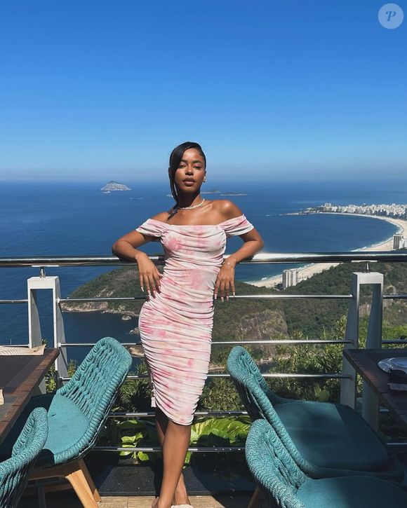 Linda de todas as maneiras, Lorena Maria também roubou a cena ao surgir com as madeixas lisas